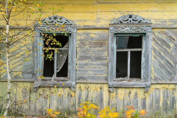 Ukrayna 'nın Chernihiv bölgesindeki Oleshnia köyündeki eski ahşap evlerde oyulmuş ahşap pencereler. Ukrayna kültür mirası 