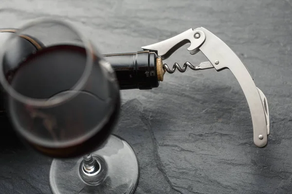 Ανοξείδωτο Τιρμπουσόν Κρασιού Φελλό Από Λαιμό Φιάλης Κρασιού Μαύρο Φόντο — Φωτογραφία Αρχείου