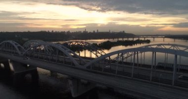 Bir Darnitsky Köprüsü, Kiev, Ukrayna büyük araç ve demiryolu ulaşım yolu üzerinde Sunset havadan görünümü