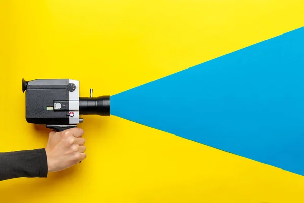 Weibliche Hand Mit Filmkamera Alten Stils Auf Gelbem Hintergrund Blauer — Stockfoto