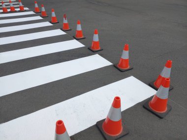 Asfaltta yeni boyanmış yaya geçidi. Yaya trafik güvenliği