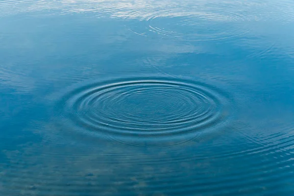 Koła Powierzchni Wody Rozprysku Koncepcja Środowiska Naturalnego — Zdjęcie stockowe