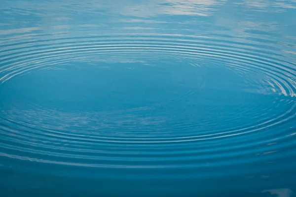 スプラッシュ後に水面上の円 自然背景概念 — ストック写真