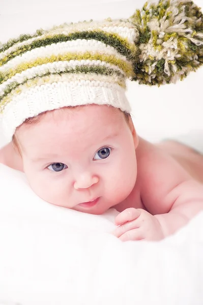 Ritratto di neonato carino in un buffo cappello a maglia — Foto Stock