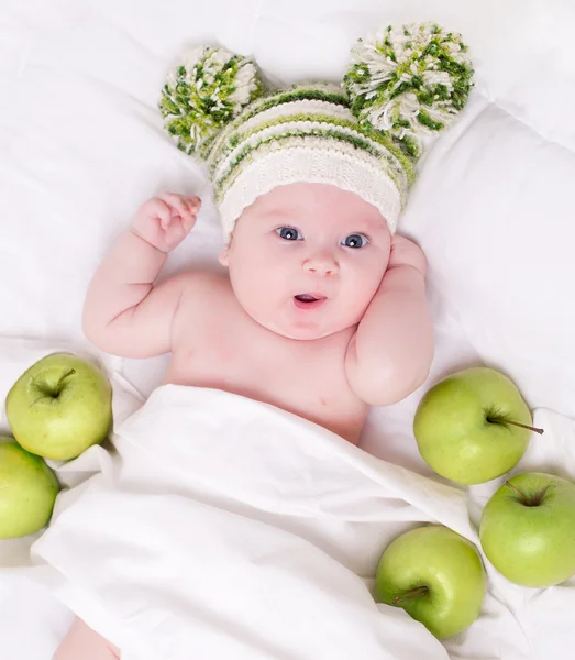 Портрет милой новорожденной девушки в зеленой шляпе — стоковое фото