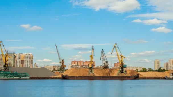 Entladen der Lastkähne im Hafen — Stockvideo