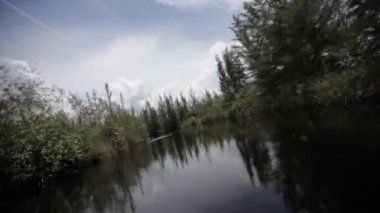 Nehri üzerinde uçmak