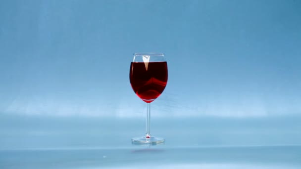 Breken van glas met wijn, smash in — Stockvideo