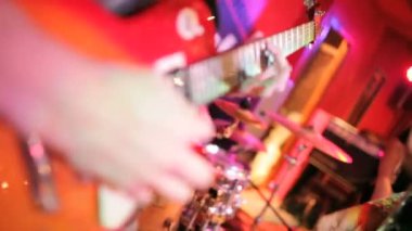 Gitar çalan müzisyen