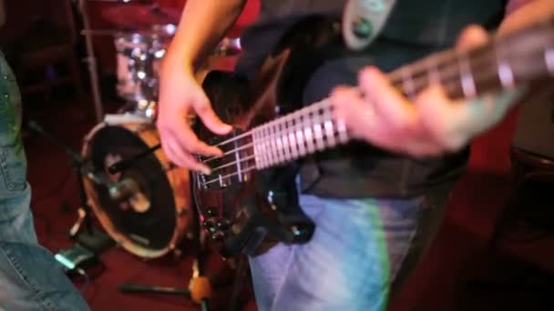 Músico tocando la guitarra — Vídeos de Stock