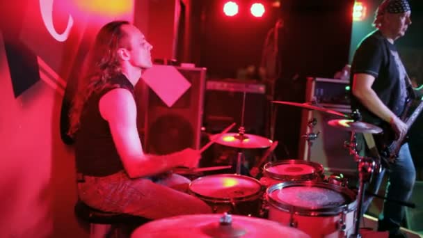 Muzikant speelt de drums — Stockvideo