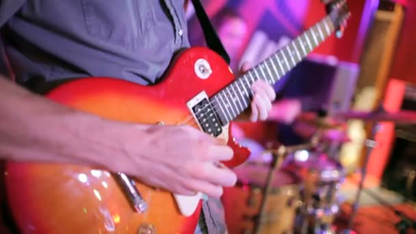 Musiker som spelar gitarr — Stockvideo