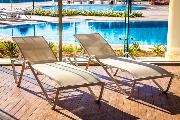 Transats dans la piscine intérieure — Photo