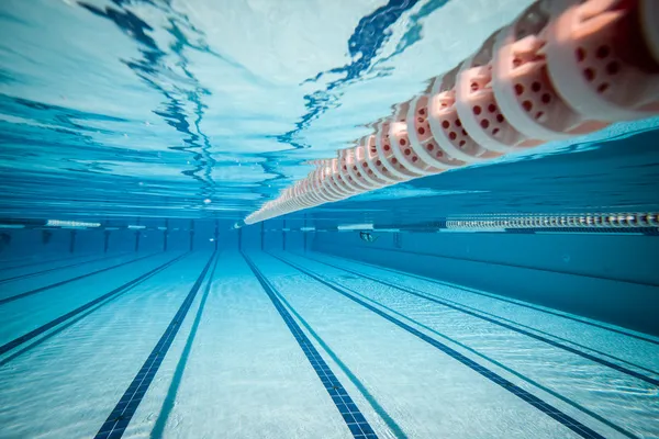 Schwimmbad lizenzfreie Stockfotos