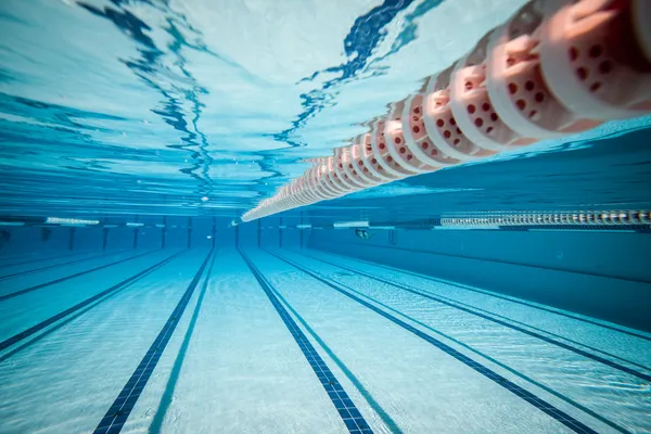 Piscine et piscine Photos De Stock Libres De Droits