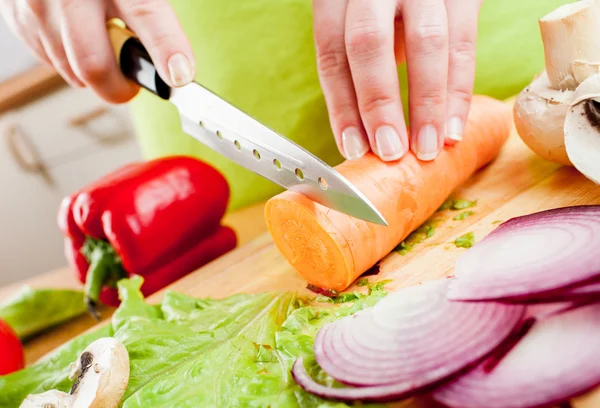 Le mani della donna che tagliano verdure — Foto Stock