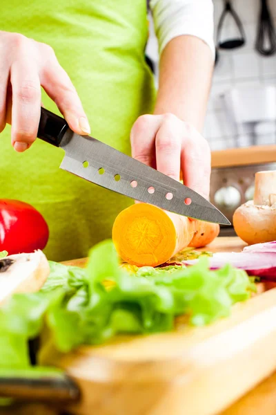 Las manos de mujer cortando verduras — Foto de Stock