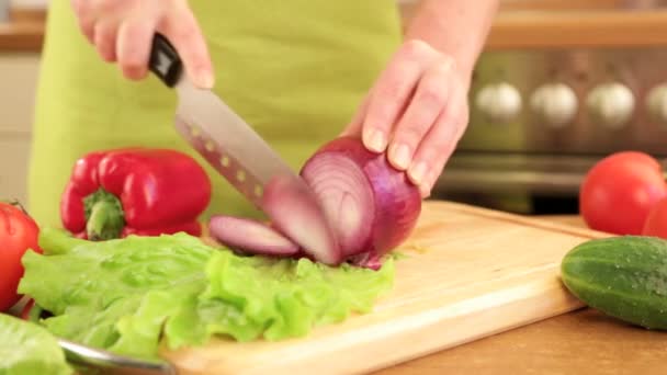 Las manos de la mujer cortando cebolla bulbo — Vídeos de Stock