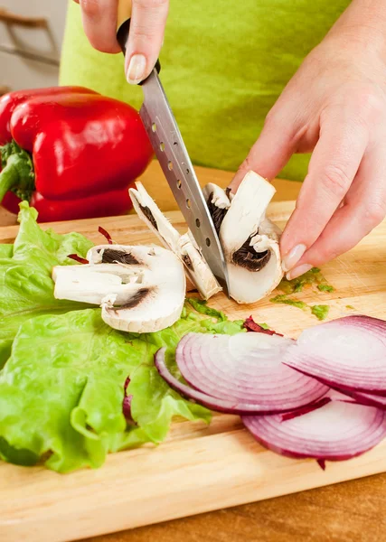 Snijden paddestoel champignon — Stockfoto