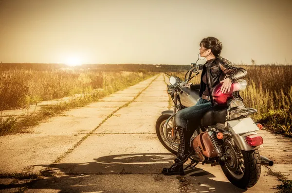 Chica motociclista — Foto de Stock