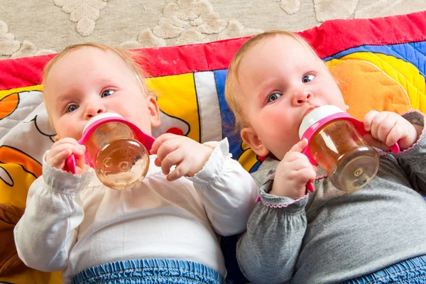 Dzieci jeść z butelki — Zdjęcie stockowe