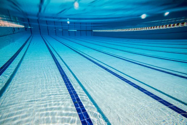 Piscina debaixo de água  ... — Fotografia de Stock