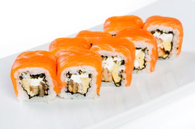 Suşi (Roll unagi maki syake) beyaz bir arka plan üzerinde