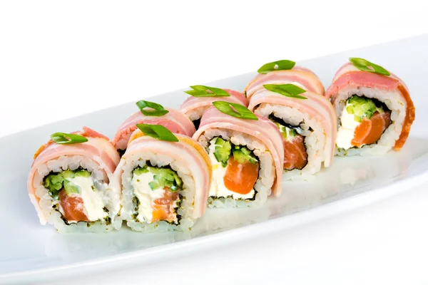 Rollo de sushi sobre fondo blanco — Foto de Stock