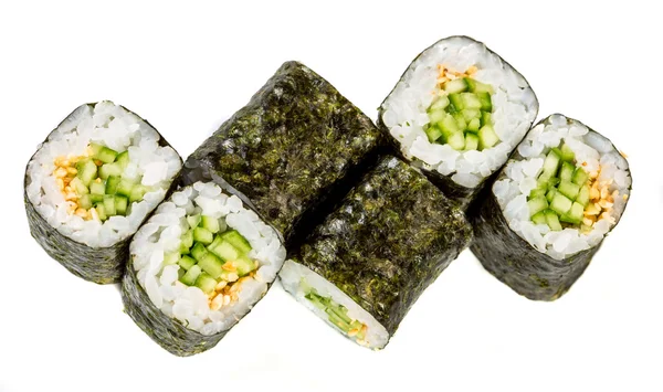 Sushi Roll (Kappa maki roll) sobre um fundo branco — Fotografia de Stock