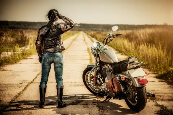 Ragazza motociclista — Foto Stock