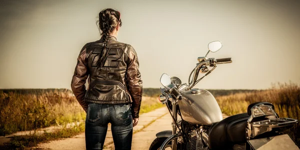 Chica motociclista — Foto de Stock