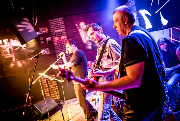 Band performs on stage — Stock Photo, Image