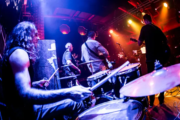 Músicos tocan en el escenario — Foto de Stock