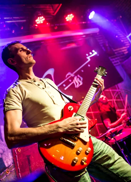 Músico toca una guitarra — Foto de Stock