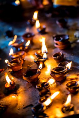 yanan mumlar Hint Tapınağı. Diwali Festivali ışık.