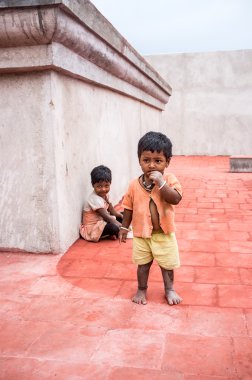 Thanjavur, Hindistan - 14 Şubat: çocuklar, bir oğlan ve bir kız o
