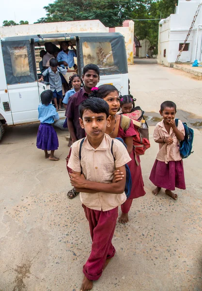 THANJAVUR, ÍNDIA - FEVEREIRO 14: Crianças em idade escolar saem do ônibus — Fotografia de Stock