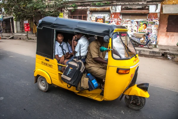 THANJAVUR, ÍNDIA - FEVEREIRO 13: As crianças vão para a escola de auto ri — Fotografia de Stock