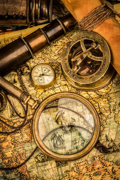 Винтажное лупа лежит на древней карте мира — стоковое фото
