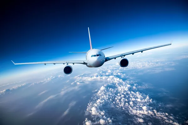 Пасажирський авіалайнер в небі Стокове Зображення