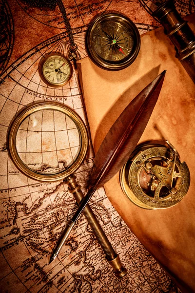 Loupe vintage se trouve sur une carte du monde antique — Photo