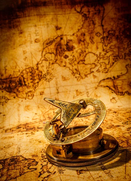 Vintage boussole se trouve sur une carte du monde antique . — Photo