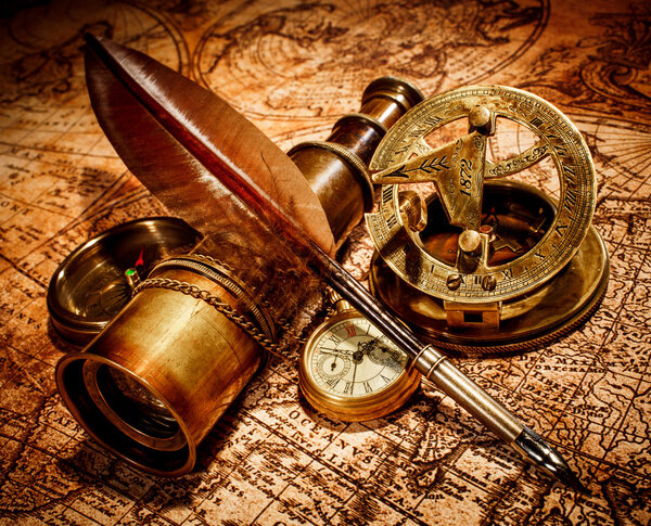Винтажные предметы на древней карте
.