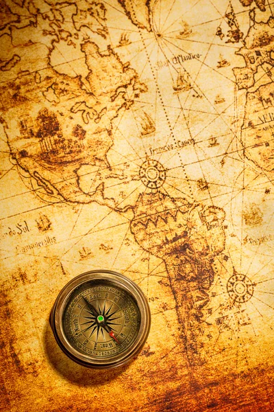 Ročník kompas leží na mapě antického světa. — Stock fotografie