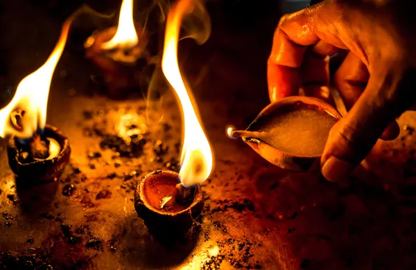 Hořící svíčky v indickém chrámu. — Stock fotografie