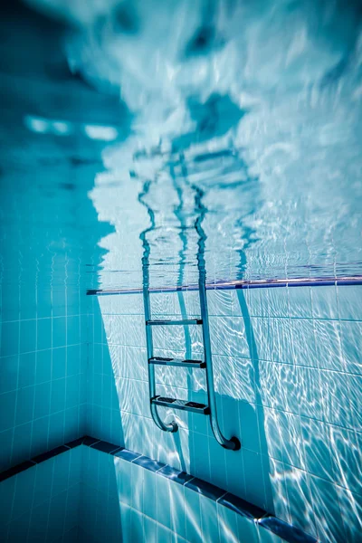 Piscina con escalera —  Fotos de Stock