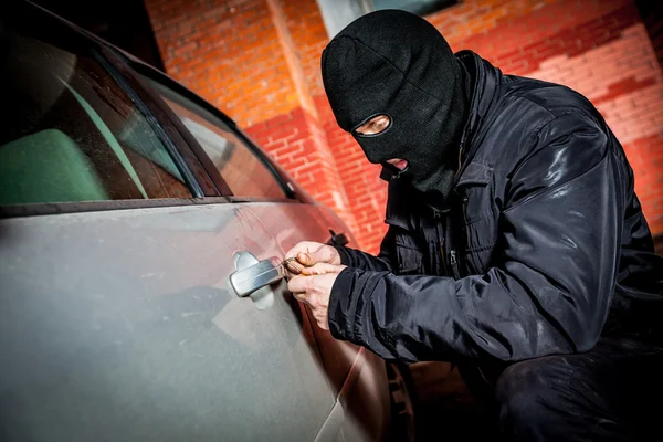 Car thief in a mask. — Stock Photo, Image