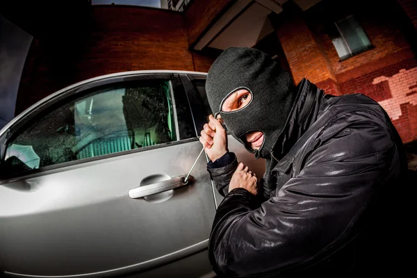 Auto dief in een masker. — Stockfoto