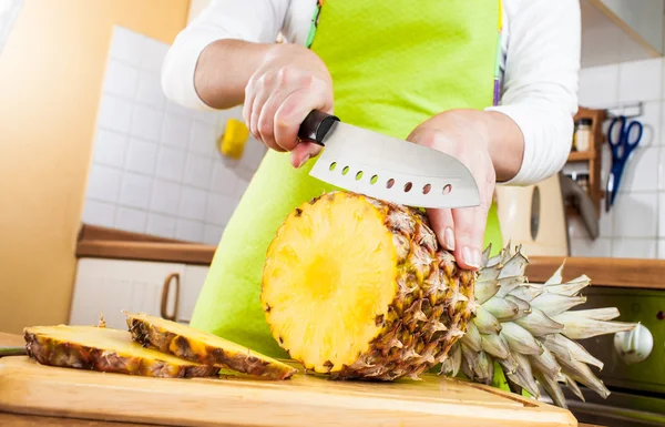 Mãos de mulher cortando abacaxi — Fotografia de Stock