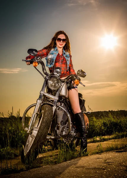 Chica motociclista sentada en motocicleta —  Fotos de Stock